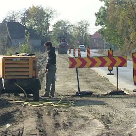 Un drum asfaltat de trei luni va fi reasfaltat, după ce s-a umplut de gropi