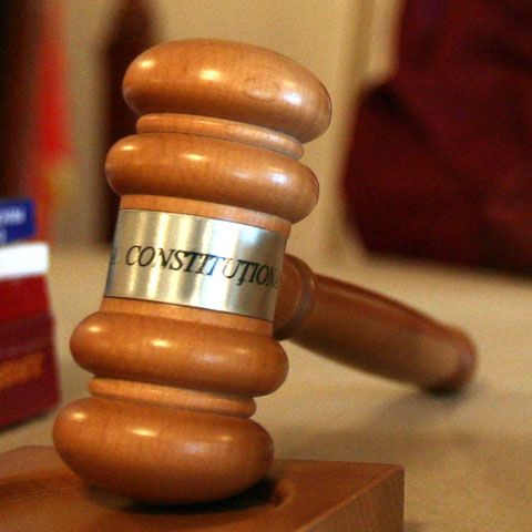 Legea de salarizare unică şi cea de reorganizare a unor instituţii, declarate constituţionale