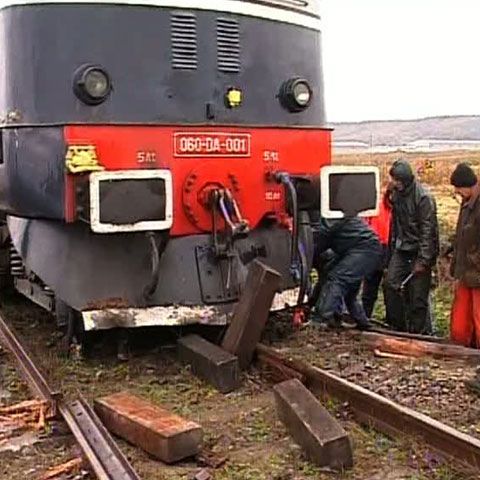 O locomotivă a sărit de pe şine, în judeţul Argeş 