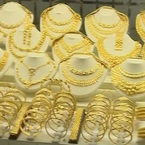 Uncia de aur s-a vândut cu un preţ record de peste 1.095 de dolari la Londra 