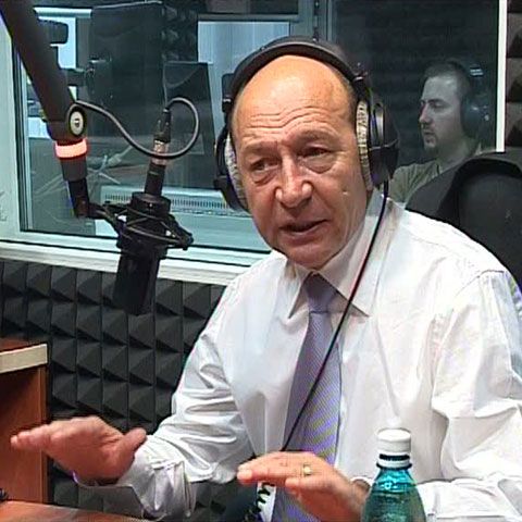 Băsescu: Garantez că în noiembrie şi decembrie vor fi plătite integral pensiile şi salariile