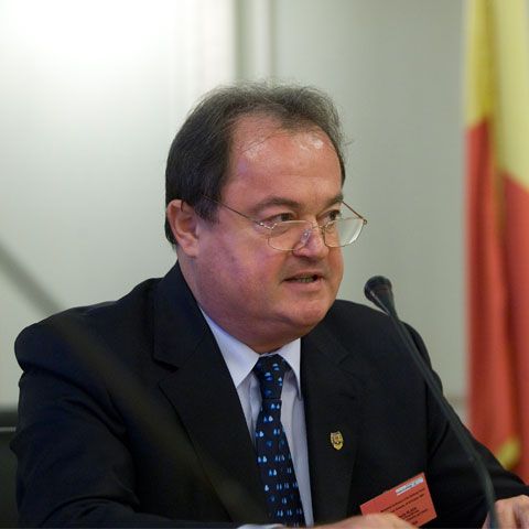 Blaga spune că nu l-a interesat niciodată să fie premier, nu comentează ce ar face dacă ar fi propus