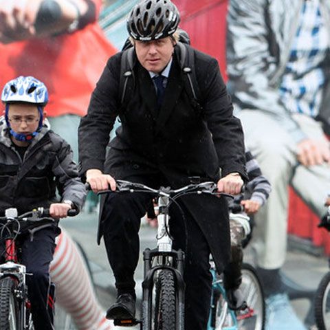 Cavaler pe bicicletă: primarul Londrei a salvat o femeie agresată pe stradă