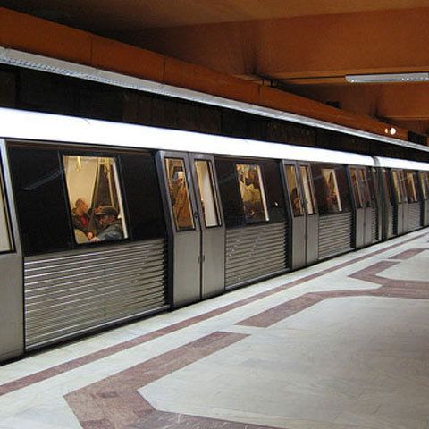 Un angajat Metrorex i-a întrebat pe pasageri dacă "s-au tâmpit" 