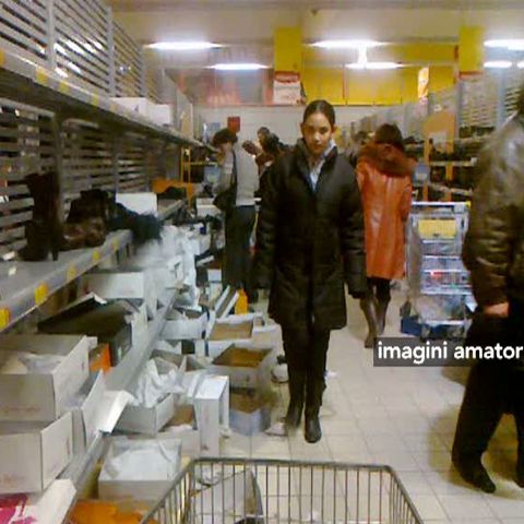 Mii de craioveni au luat cu asalt un hipermarket aflat în lichidare 