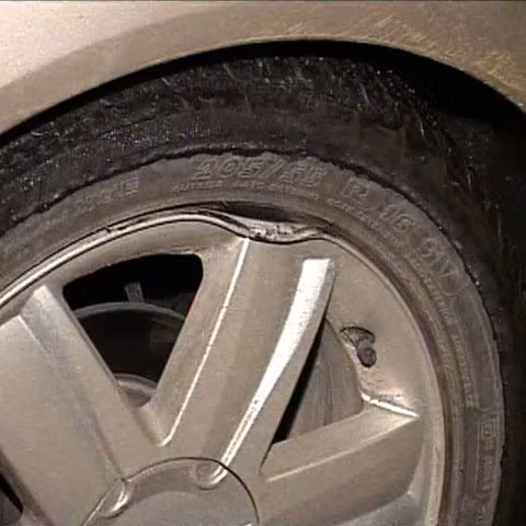 30 de autoturisme au fost avariate după ce au intrat într-o groapă adâncă de aproape 20 de centimetri