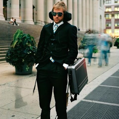 Patul vertical, soluţia pentru un somn odihnitor în timpul navetei