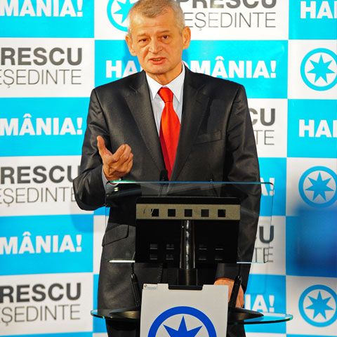 Golănaşul expirat Sorin Oprescu se străduieşte să convingă cu glume de autobază cu conotaţii sexuale şi ton de zeflemea, spun psihologii