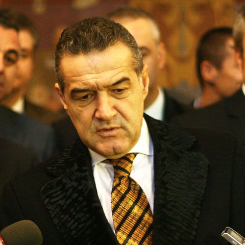 Gigi Becali îşi face campanie citând personaje celebre din literatură şi film