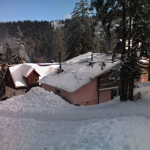 În staţiunea hunedoreană Straja, stratul de zăpadă a depăşit 20 de centimetri