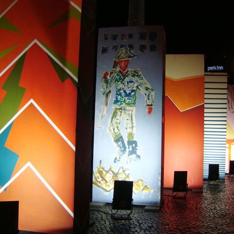 Mii de curioşi admiră piesele de domino de la Berlin