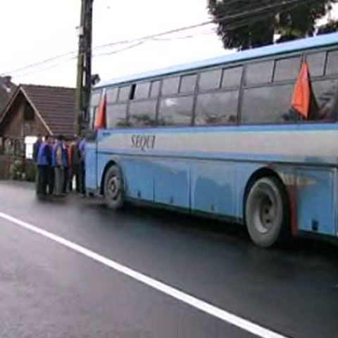 Autocarele cu susţinătorii lui Traian Băsescu au încălcat regulă după regulă de circulaţie, în drum spre Craiova