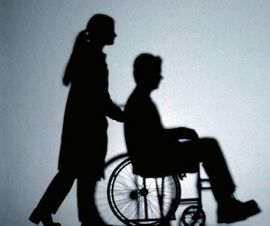 Şcolile de şoferi bucureştene au doar două maşini adaptate pentru persoanele cu handicap locomotor