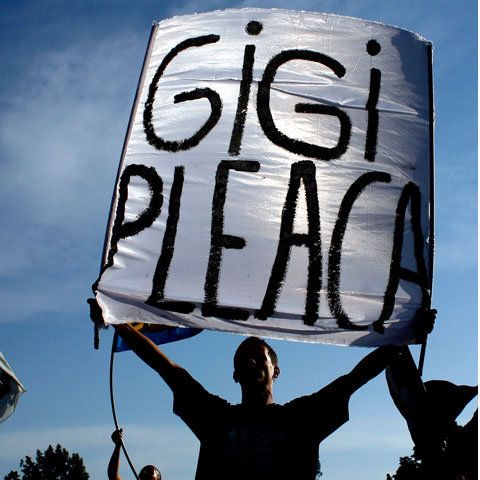 Tensiunea domină în Ghencea: suporterii protestează, Gigi îşi trimite gorilele în tribune!