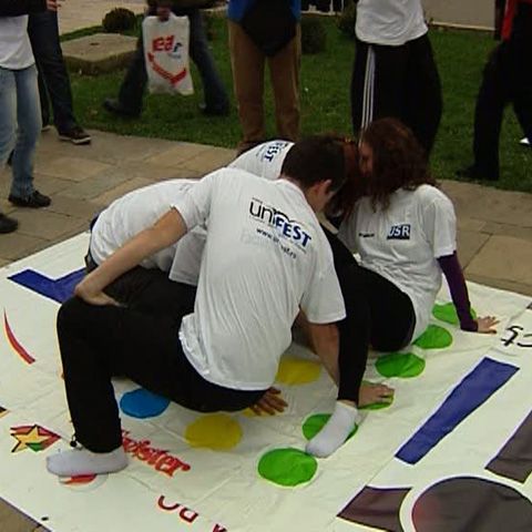 UniFest s-a deschis cu un dans maori în faţa Teatrului Naţional