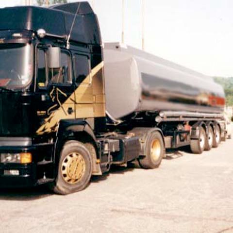 Traficul a fost blocat între Cluj Napoca şi Zalău, după ce o cisternă cu acid azotic s-a răsturnat 