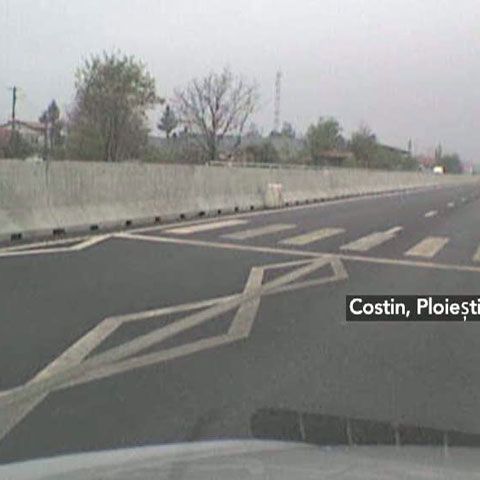 Pietonii din Bărcăneşti ar trebui să sară peste un parapete de un metru ca să traverseze drumul - VEZI FOTO