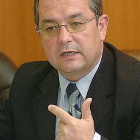 Emil Boc a convocat o şedinţă de lucru pe tema aplicării Legii privind reorganizarea unor autorităţi şi instituţii