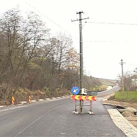Un stâlp de electricitate a fost lăsat în mijlocul şoselei de centură a Iaşiului