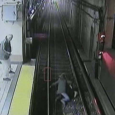 SUA: O femeie care a căzut pe şinele de metrou a fost salvată în ultima clipă - IMAGINI ŞOCANTE