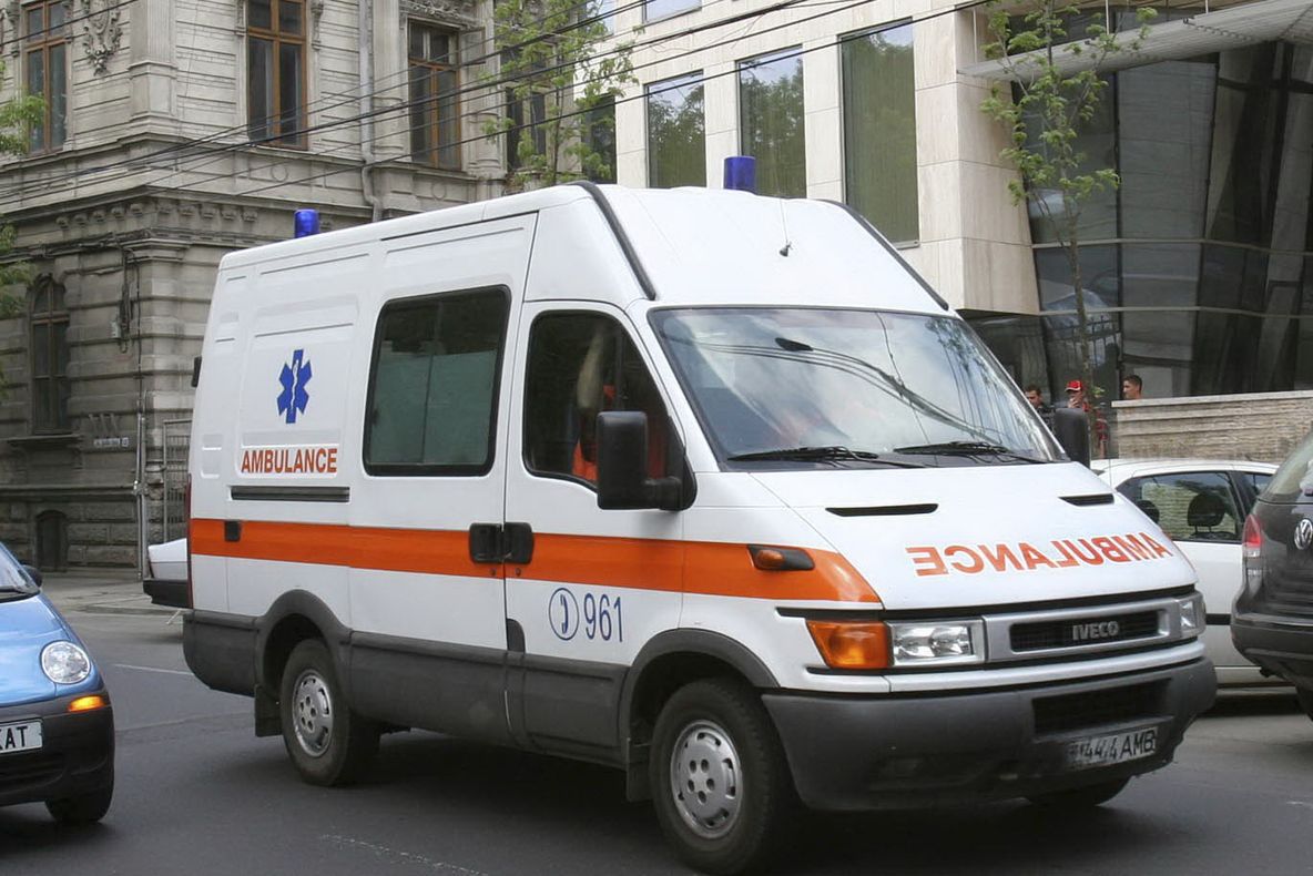 Un bărbat a murit, iar un altul a fost rănit după ce un lift s-a prăbuşit pe o platformă industrială