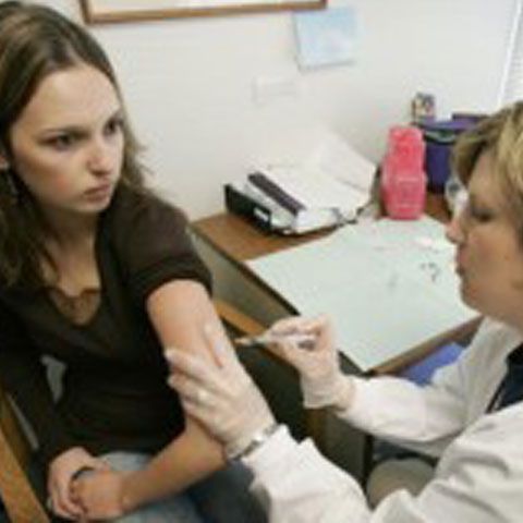 52% dintre părinţi sunt de acord ca fetele lor să fie vaccinate împotriva cancerului de col uterin