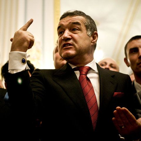 Becali îl atacă dur pe Băsescu: Are creierul mâncat, vorbeşte aiurea şi seamănă cu un căruţaş