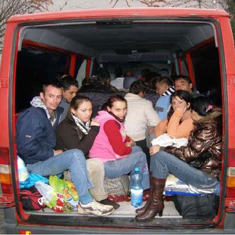 Microbuz de opt locuri cu 27 de pasageri români, oprit pe autostradă în Austria