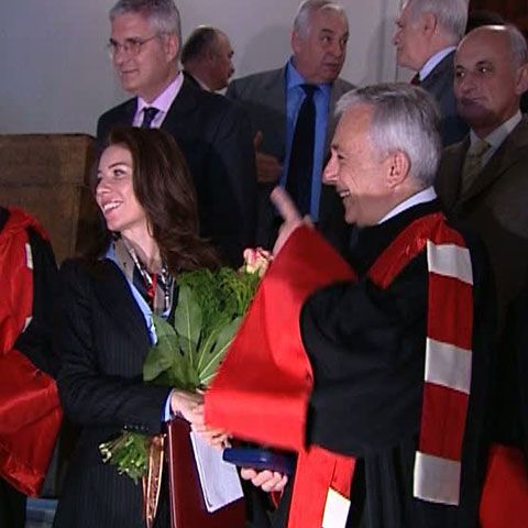 Guvernatorul BNR a fost la ASE să primească o diplomă de merit, însoţit de fiica sa 