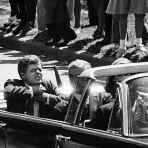 Alege CONSPIRAŢIA despre care vrei să citeşti: Asasinarea lui John F. Kennedy sau a lui Abraham Lincoln