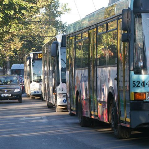 BCR a început să instaleze bancomate la care pot fi reîncărcate cardurile RATB