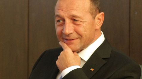 Traian Băsescu, pus la colţ de profesori. \"Credeţi că vom mai avea răbdare până în 2015 să crească salariul?\", i-a spus o profesoară