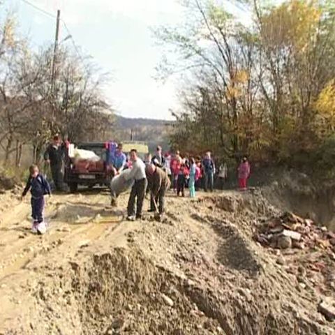 150 de gospodării au rămas izolate după ce drumul de acces în comuna Vlădeşti a fost rupt de o alunecare de teren