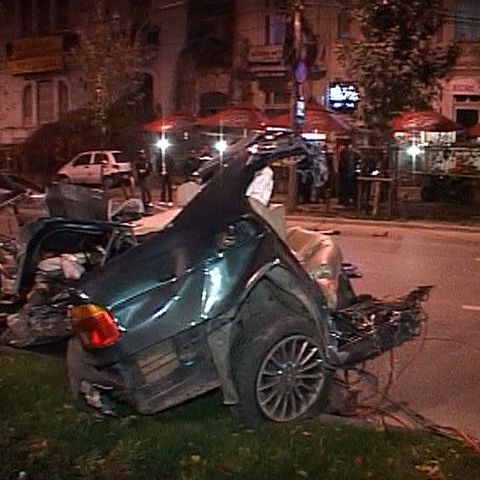 Două tinere au murit după ce maşina în care se aflau s-a izbit de un stâlp