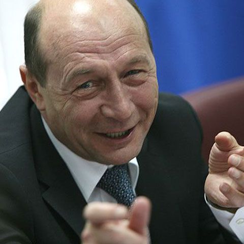 Băsescu: Dinescu spune toate minciunile cu putinţă şi îi mai şi miroase gura a petrol