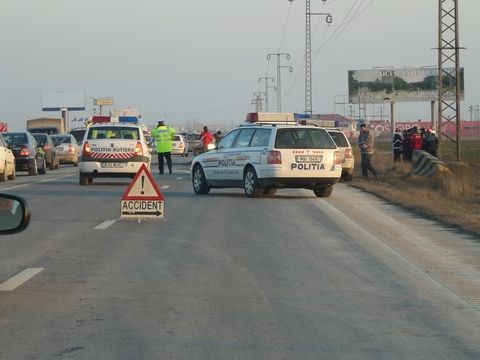 Drumul care leagă Târgovişte de Ploieşti este blocat, după ce un camion s-a răsturnat