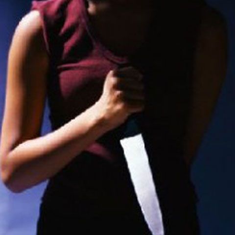 Crimă teribilă în Dolj: O fată de 14 ani şi-a înjunghiat bunicul pentru a-şi apăra bunica