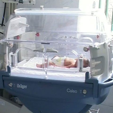Un bebeluş a fost uitat de o asistentă într-un aparat pentru fototerapie
