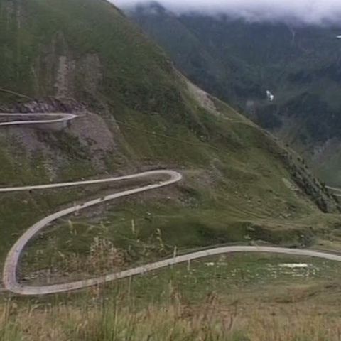 O maşină s-a răsturnat într-o râpă pe Transfăgărăşan