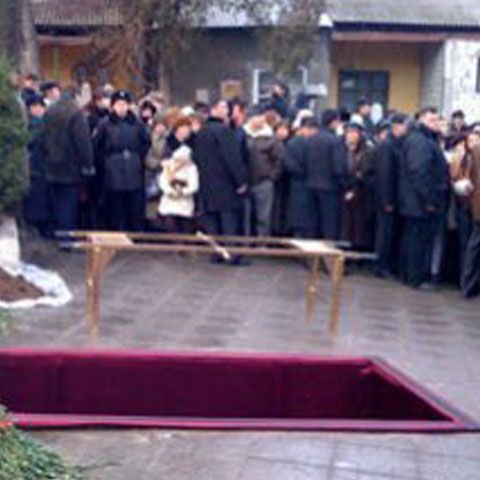 Mormântul poetului Grigore Vieru a fost incendiat accidental