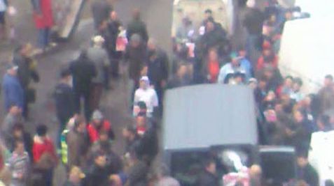 Zeci de oameni s-au îmbrâncit să primească mici electorali, în Braşov şi Ploieşti. VEZI VIDEO