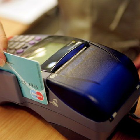 Bancherii au o nouă armă pe timp de criză - cardurile de credit