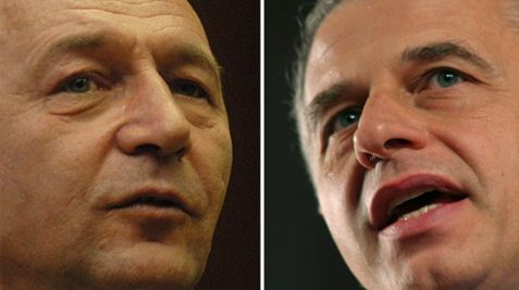 Băsescu şi Geoană se acuză reciproc că au dărâmat Guvernul Boc