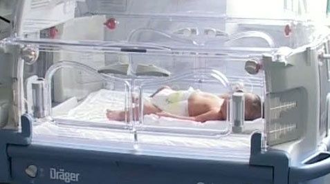 Bebeluşul ars la maternitatea Bucur nu trebuia băgat la incubator, susţin medicii 