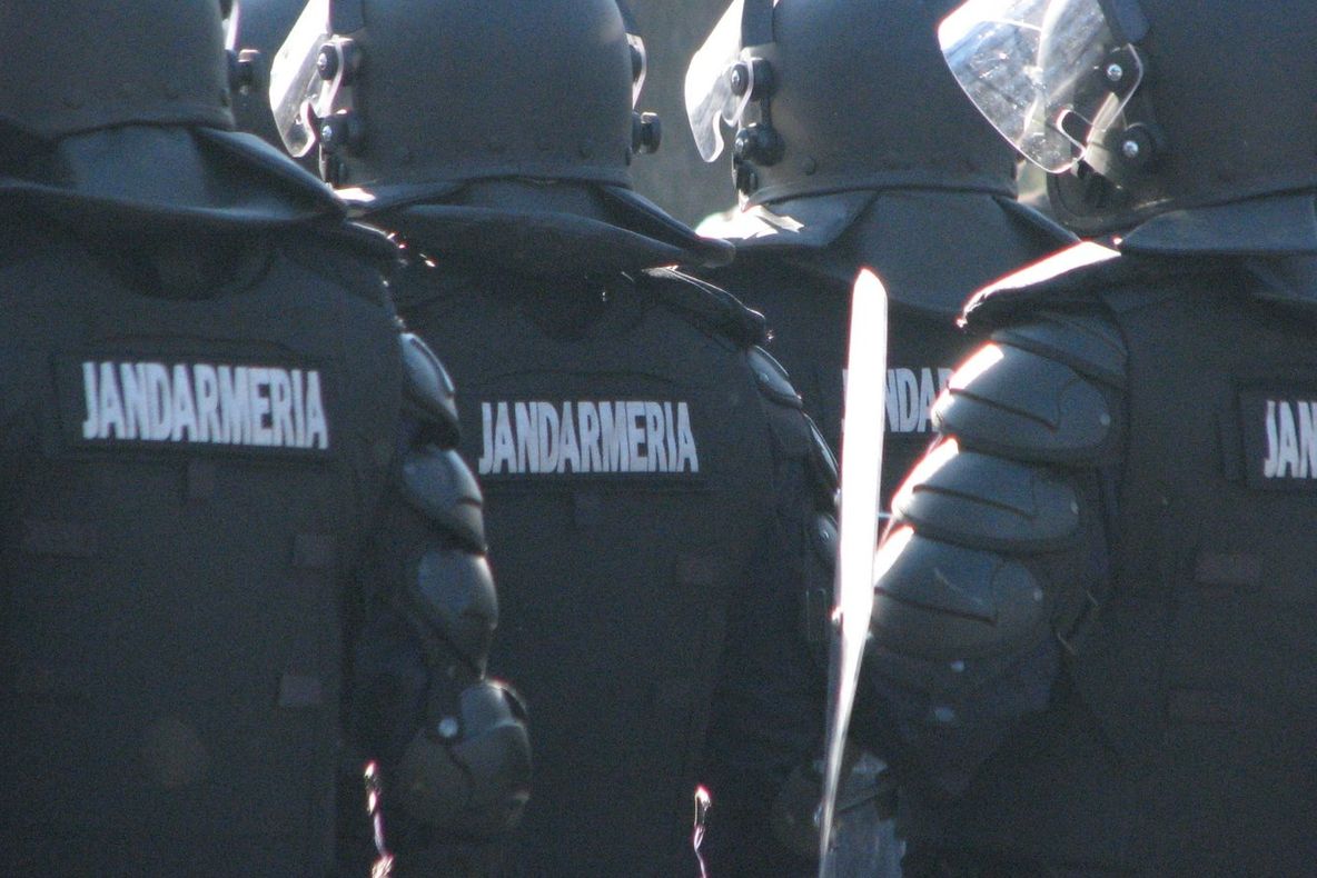 Trei jandarmi sunt cercetaţi pentru viol, ca urmare a plângerii făcute de două prostituate 