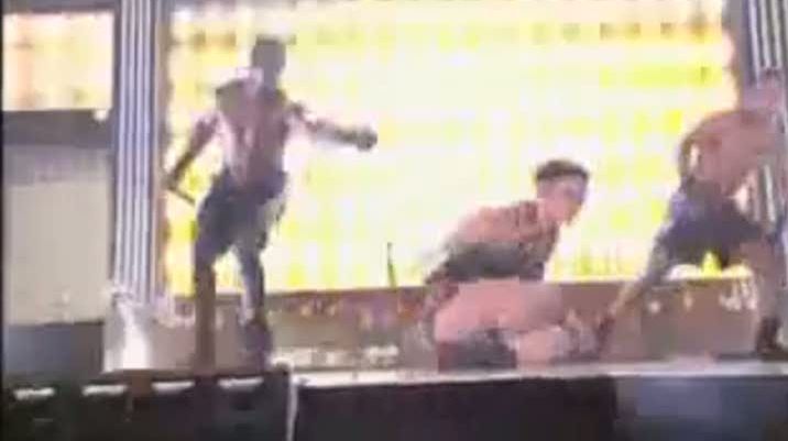 Jennifer Lopez a dat cu fundul de pamânt la American Music Awards 2009 - VIDEO