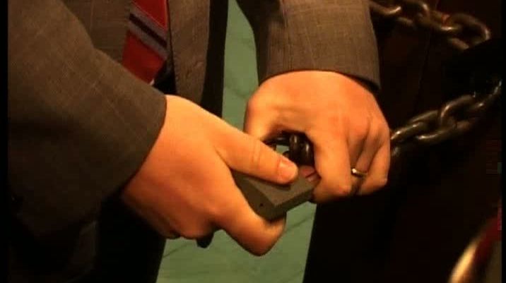 Intrarea Palatului Administrativ din Miercurea-Ciuc a fost ferecată cu lanţ şi lacăt