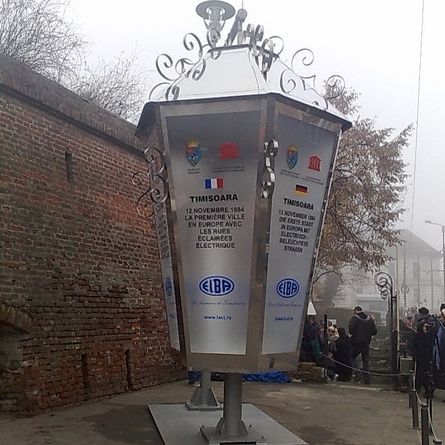 O lampă uriaşă a fost inaugurată la Timişoara