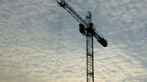 Un muncitor şi-a pierdut viaţa pe un şantier de construcţii din Braşov 