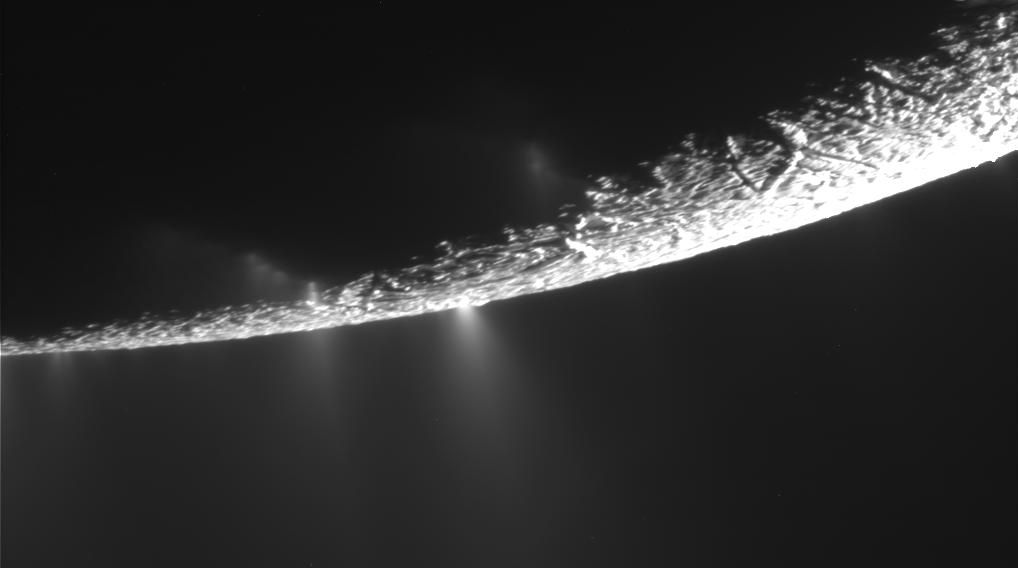 Cassini a trimis noi imagini cu Enceladus, satelitul lui Saturn